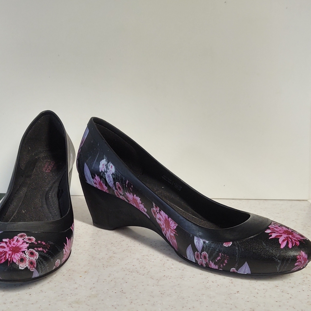 🆕 Crocs  Floral Wedge Pump. 8.  No Lower Offers.